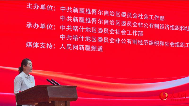 自治区党委党校马克思主义学院副院长朱晶为新就业群体上微党课。人民网记者 杨睿摄
