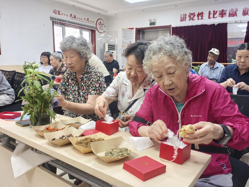 北京市朝阳区关北街社区开展中药香囊手作养生主题活动