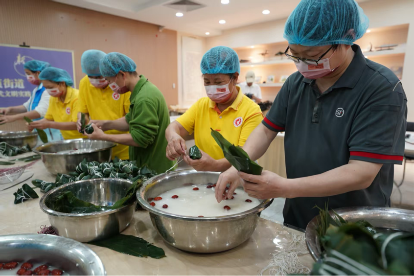 端午送福，情暖一线——北京安贞街道为新就业群体举办包粽子送温暖活动