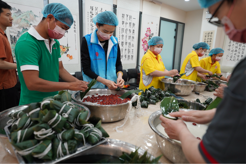 端午送福，情暖一线——北京安贞街道为新就业群体举办包粽子送温暖活动
