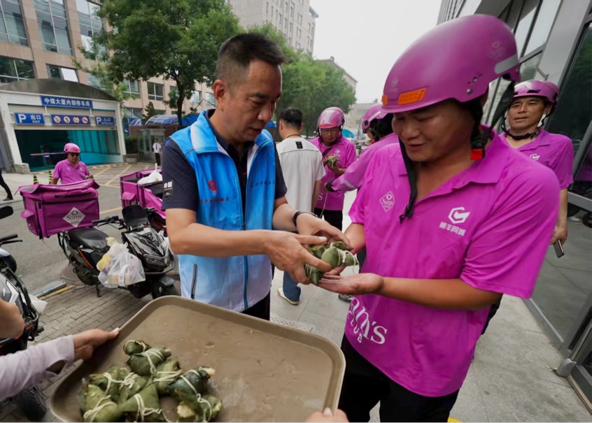 端午送福，情暖一线——北京安贞街道为新就业群体举办包粽子送温暖活动
