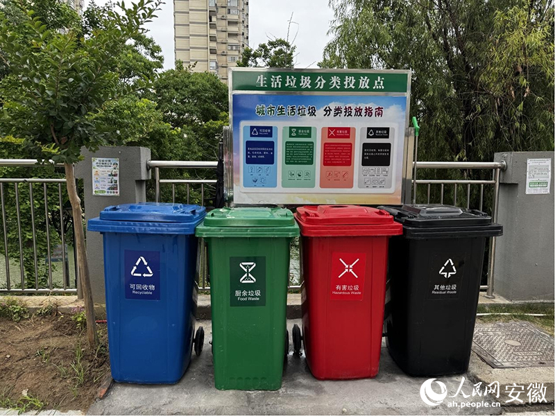 华佗小区的四色垃圾桶。人民网记者 胡雨松摄