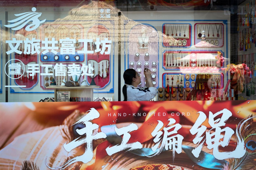 山西孝义“小彩绳”织就“富民路”