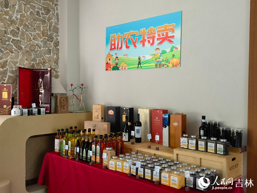 行进中国|绿水青山盘活村集体“家底” 上湖上民宿助农特卖专区。人民网记者 马俊华摄