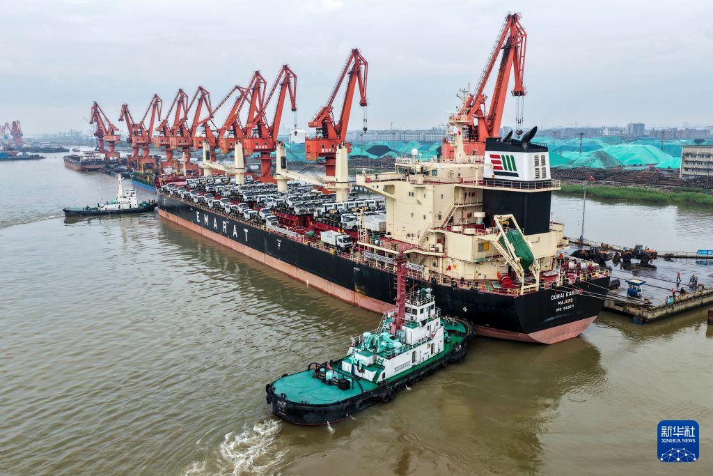 江苏泰州:513辆中国重汽工程车辆启运海外