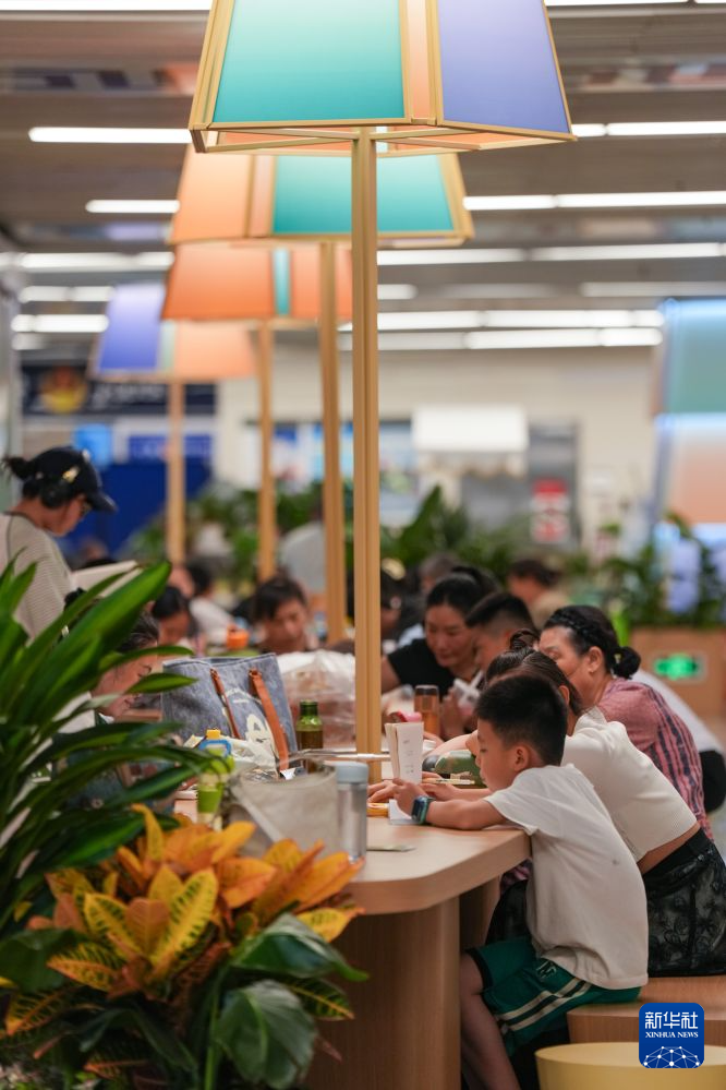 成都地铁开放纳凉区:热浪里的共享“清凉”