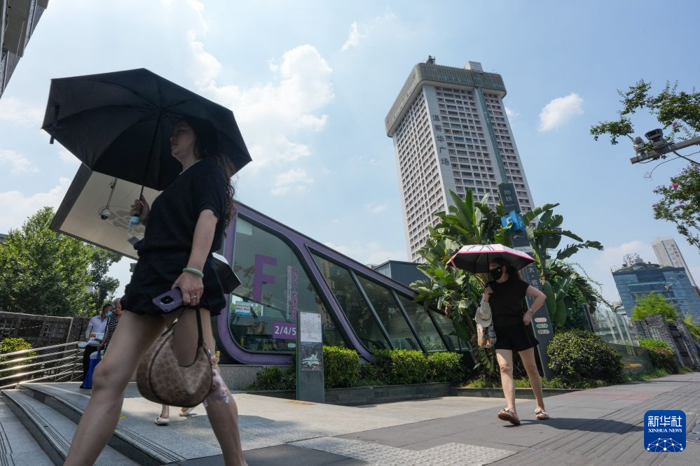 成都地铁开放纳凉区:热浪里的共享“清凉”