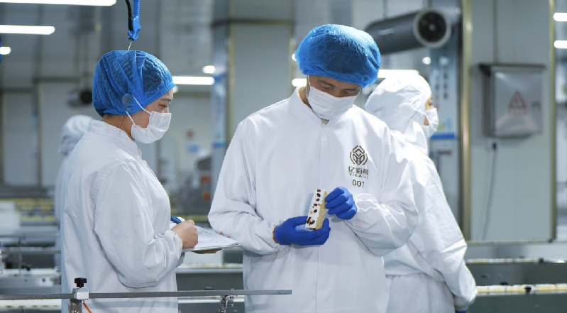 工作人员正在进行质量检验。受访企业供图