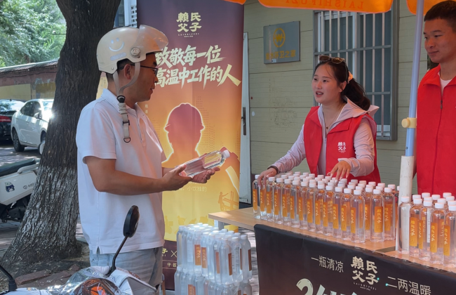 40℃高温下的“一瓜一水”：城市温度就藏在这样的细节里