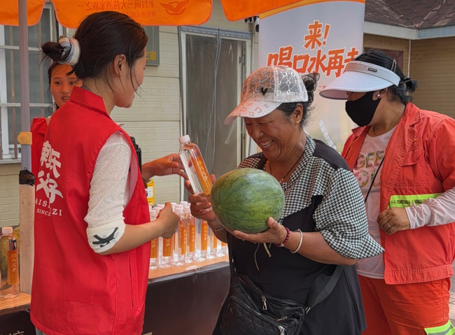 40℃高温下的“一瓜一水”：城市温度就藏在这样的细节里