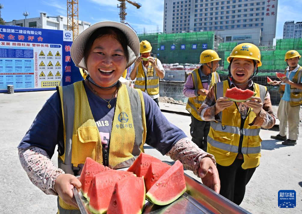 关爱——为户外劳动者撑起“清凉伞”