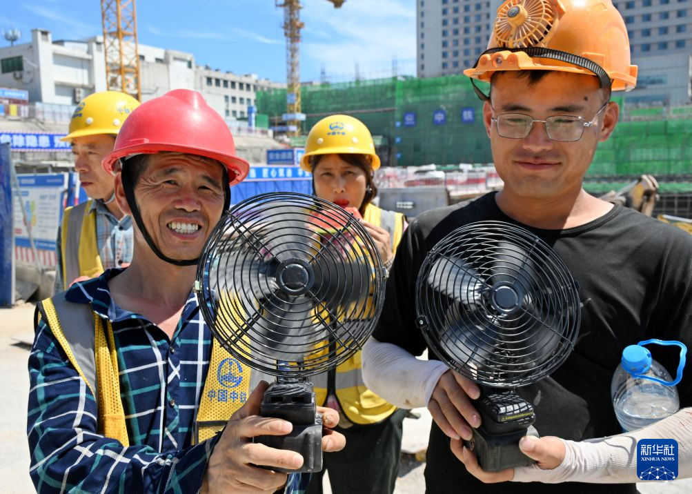 关爱——为户外劳动者撑起“清凉伞”