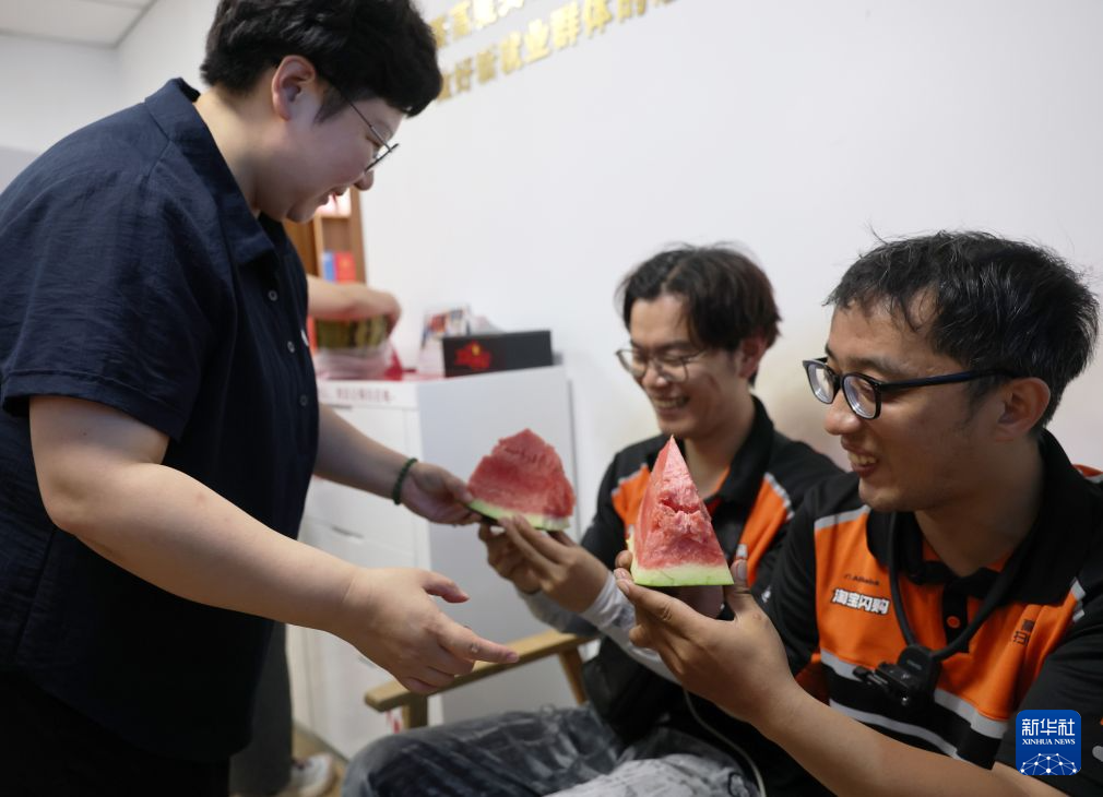 关爱——为户外劳动者撑起“清凉伞”