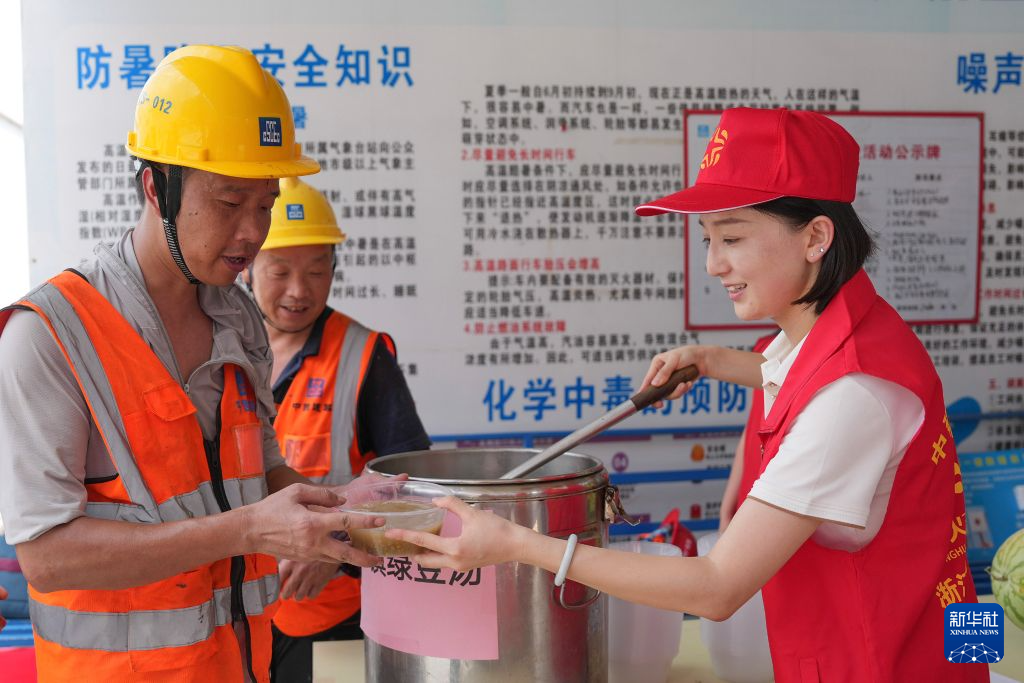 关爱——为户外劳动者撑起“清凉伞”