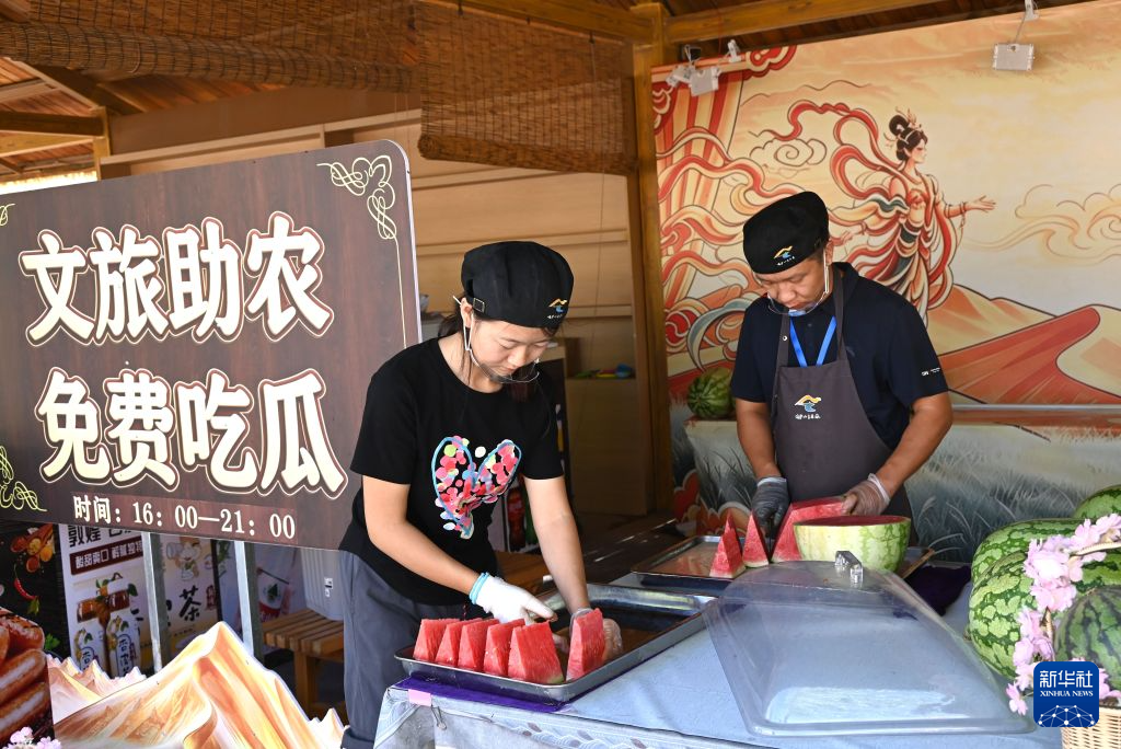 甘肃敦煌:来大漠免费吃瓜