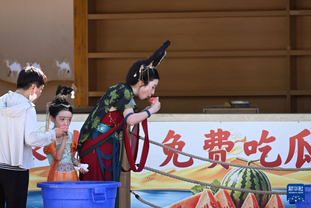 甘肃敦煌:来大漠免费吃瓜
